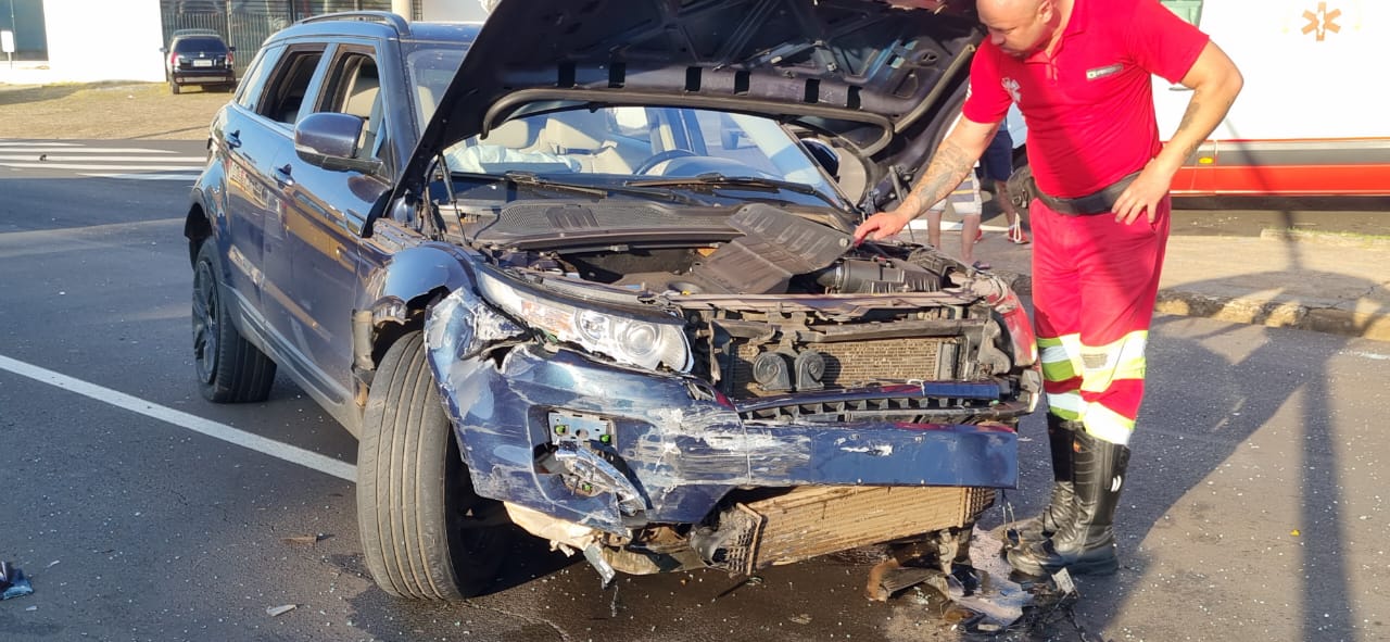 Foto 18 de 21 — Veículo de luxo se envolve em grave acidente na Via Expressa